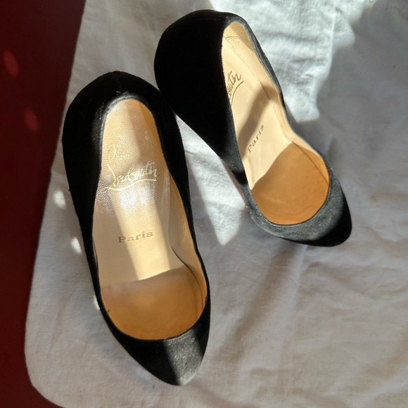 *Christian Louboutin Black Suede Pumps in Excellent Condition - Size 37.5 - Picture 5 of 12